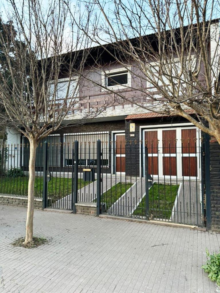 Casa Zona Residencial , pileta, garage doble y quincho con parrilla photo 1