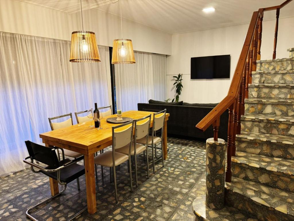 Casa Zona Residencial , pileta, garage doble y quincho con parrilla photo 3