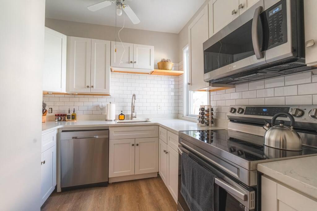 Charming 4 BDR - Walk to Downtown & Free parking! image