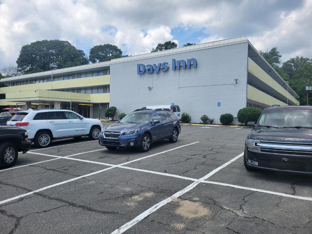 Days Inn by Wyndham Alexandria South image