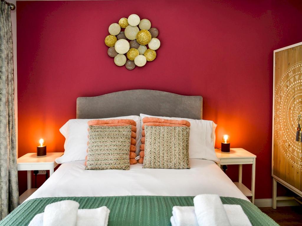 Trendy 1 Bedroom Apartment - Pass the Keys - Tap to explore photos