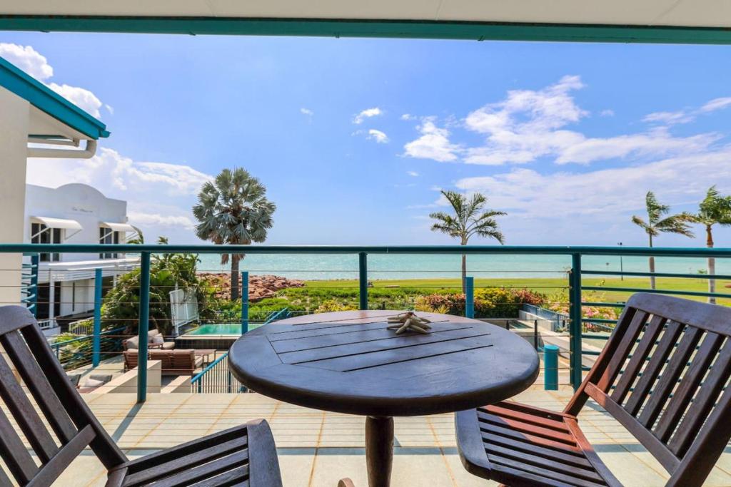 Absolute Beachfront Bliss-Best location in Darwin photo 2