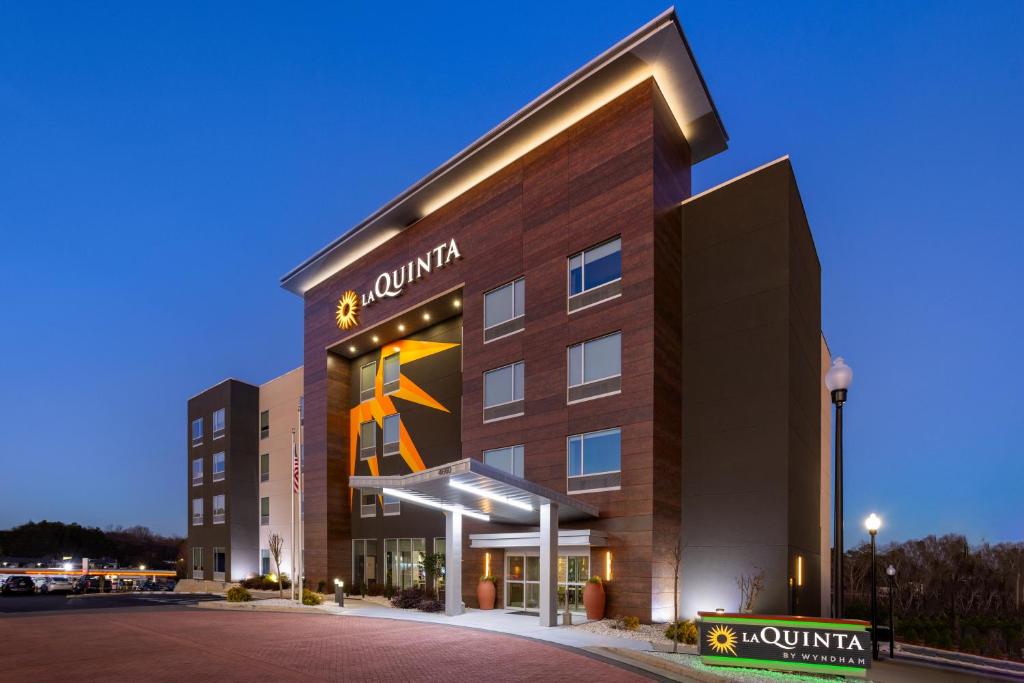 La Quinta Inn & Suites by Wyndham Locust Grove image