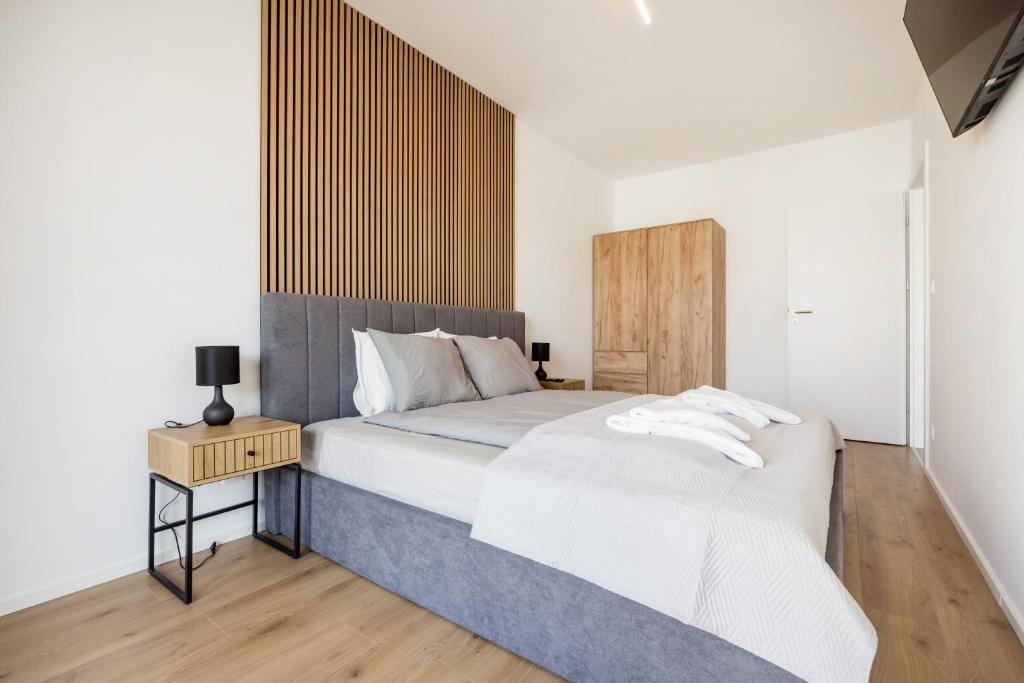 Sleek Apartment with Balcony and Parking, Budapest