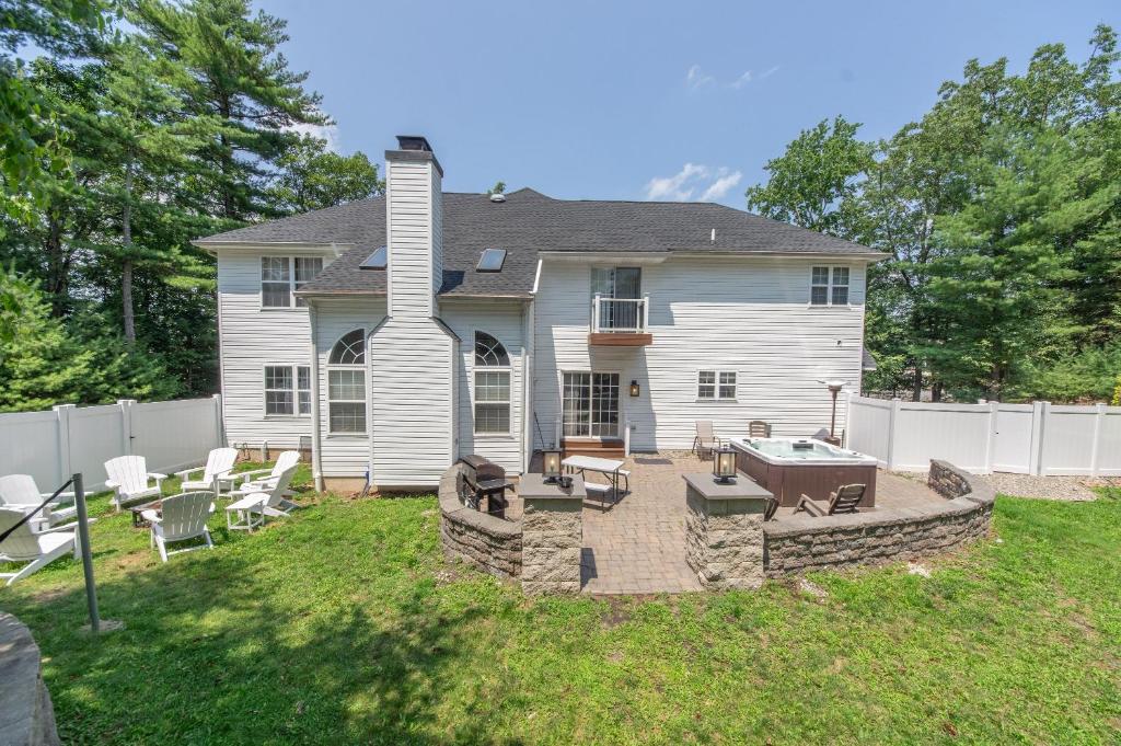 Hot Tub-King Suite-Fenced Yard-Game Room-Fire Pit image