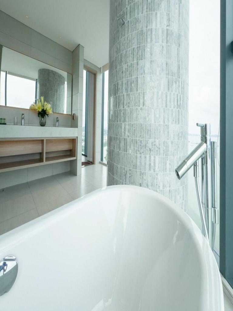 Khách sạn 5 sao - bể bơi vô cực - Trung tâm Bãi Cháy