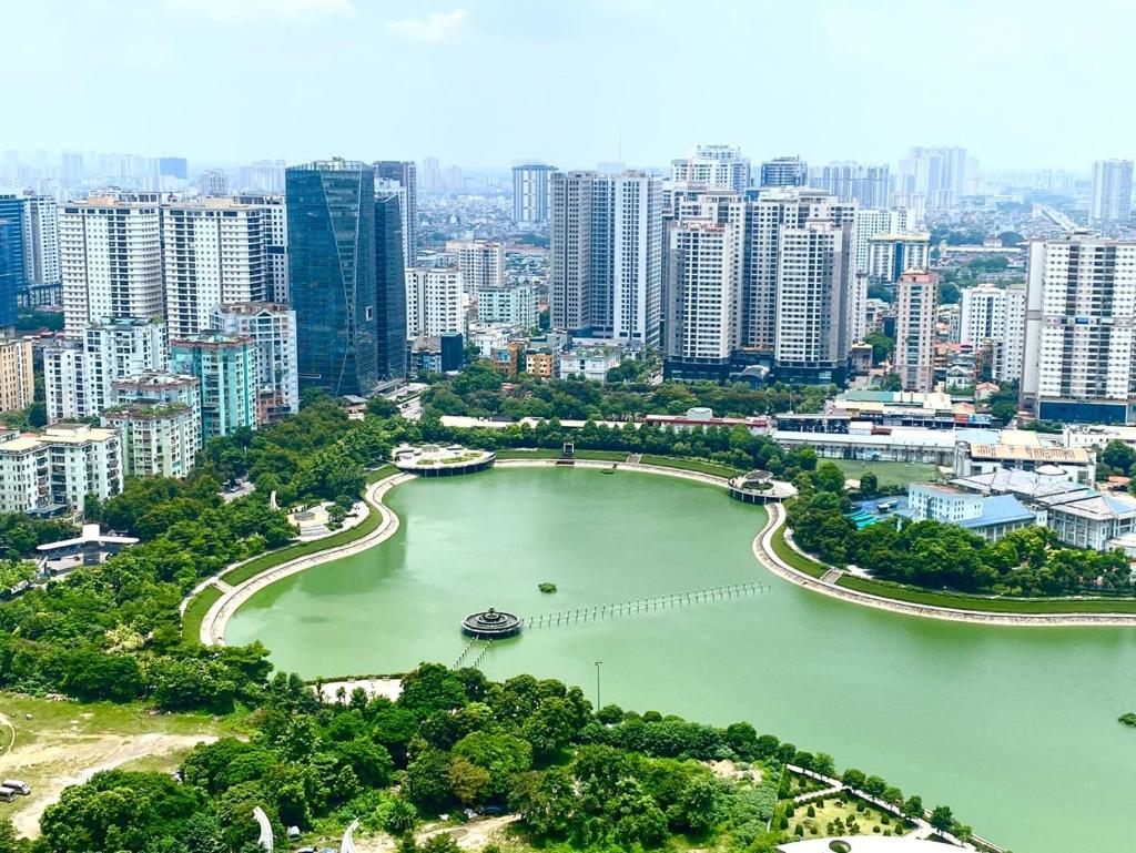 Vinhomes D'capitale - Apartment with queen size bed and lake view