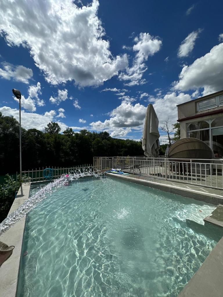 Villa paradise with pool and Direct Beach on River Una