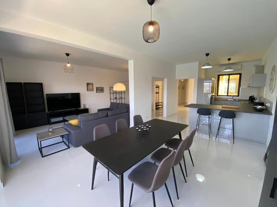Sliema Gem with Spectacular Coastal Views - Tap to explore photos