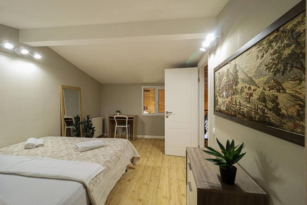 Cosy Central 2-BR Apartment-By Wehost - Tap to explore photos
