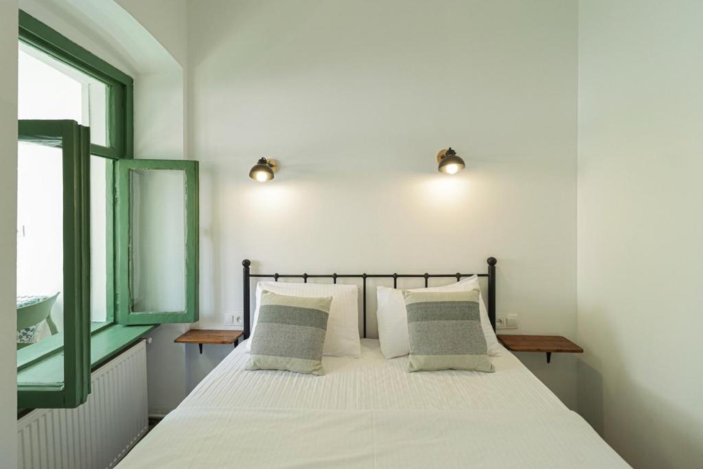 Modern Studio in Central Tbilisi By Wehost - Tap to explore photos