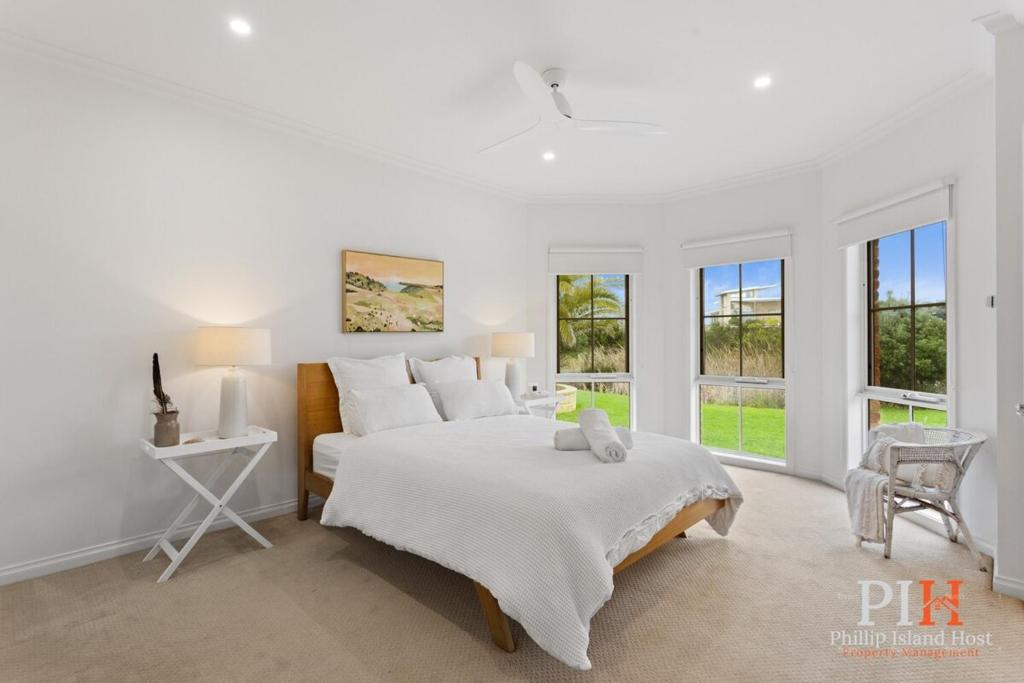 Serene Beach Haven: Sleeps 12 photo 2