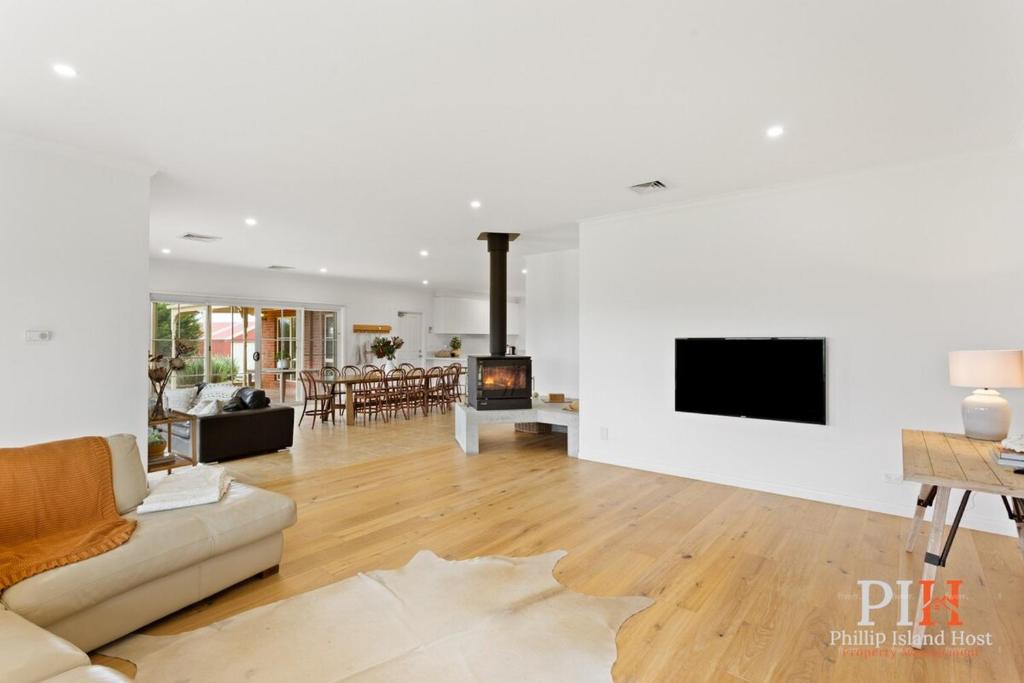 Serene Beach Haven: Sleeps 12 photo 3