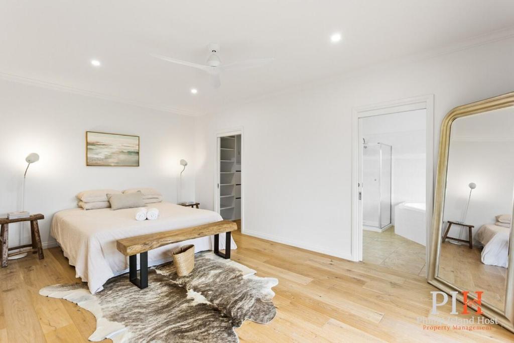 Serene Beach Haven: Sleeps 12 photo 4