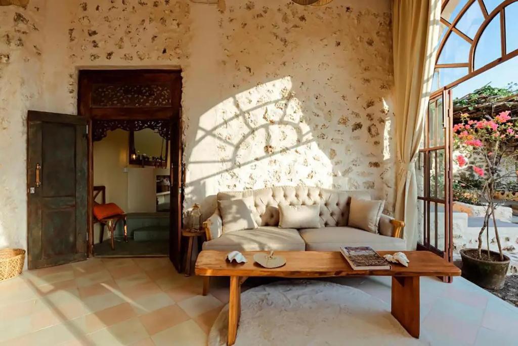 Luxurious Seaview 2bedrooms Pineapple Villa, Uluwatu - Tap to explore photos