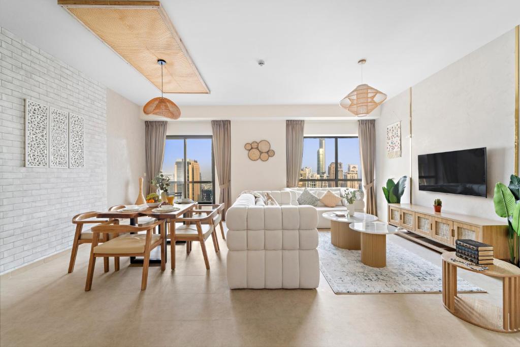 Aesthetic Beach Apartment , Sleeps 6, Pool, Gym & Waterfront Views photo 2
