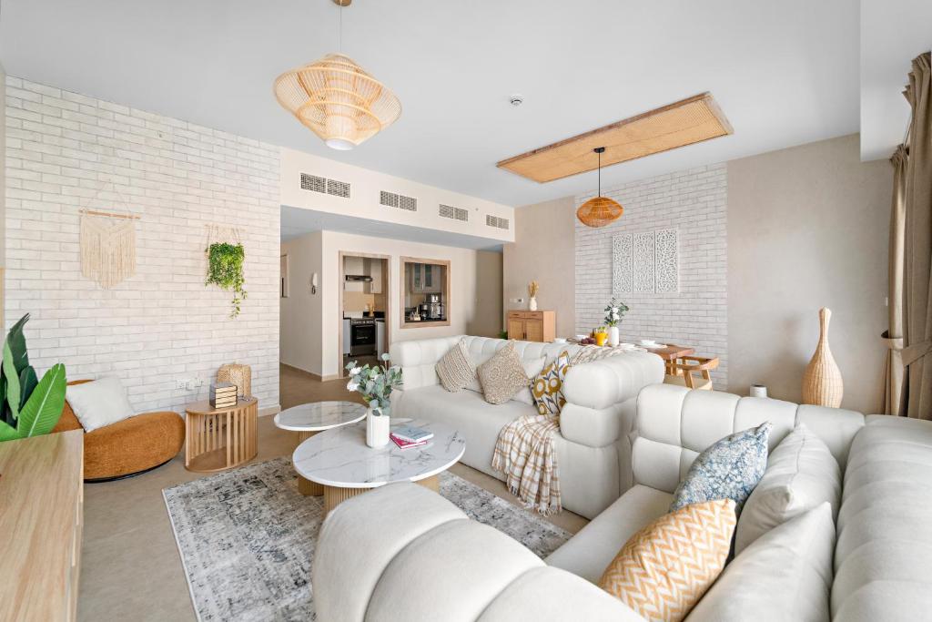 Aesthetic Beach Apartment , Sleeps 6, Pool, Gym & Waterfront Views photo 3