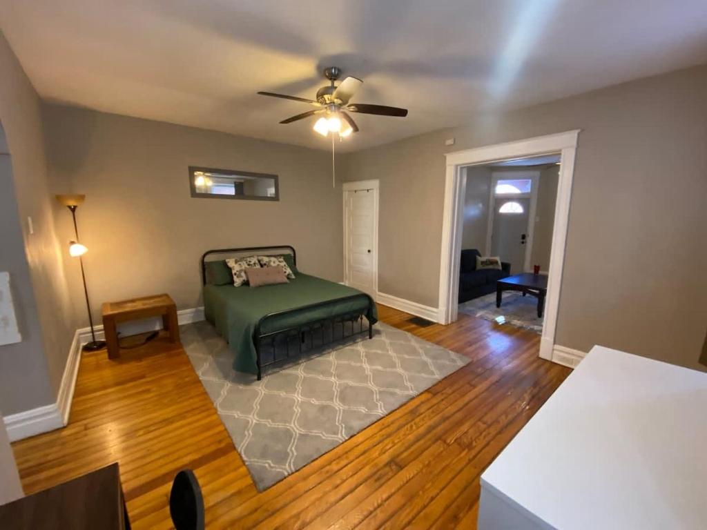 Quaint 1BR-1BA - Laundry & Backyard image