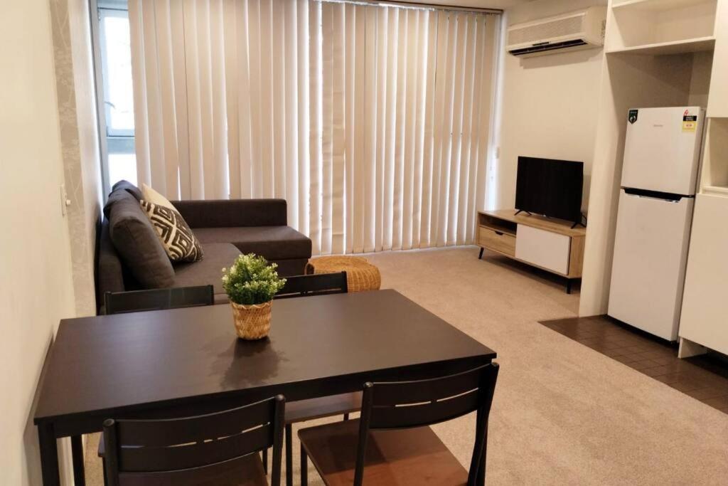 Unique Lvl 1 Apartment Morphett - Tap to explore photos