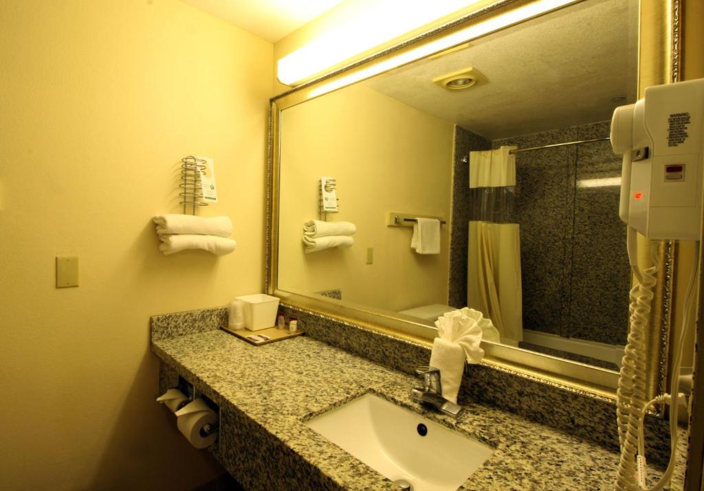 Семейный (Двухместный номер с 2 двуспальными кроватями), Sunburst Spa & Suites Motel