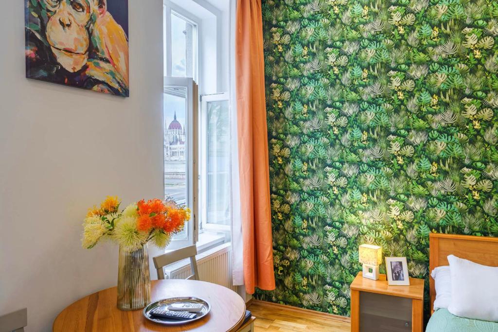 W Home - Danube & Parliament View Apartment - Sleeps 4 - Tap to explore photos