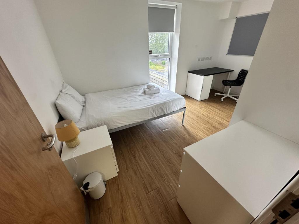Cosy Budget En-suites Liverpool - Kitchen Additional Cost - Tap to explore photos