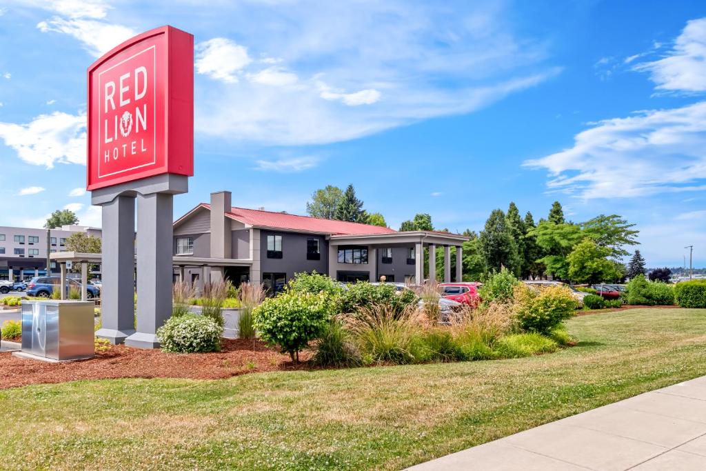 Red Lion Hotel Portland Airport image