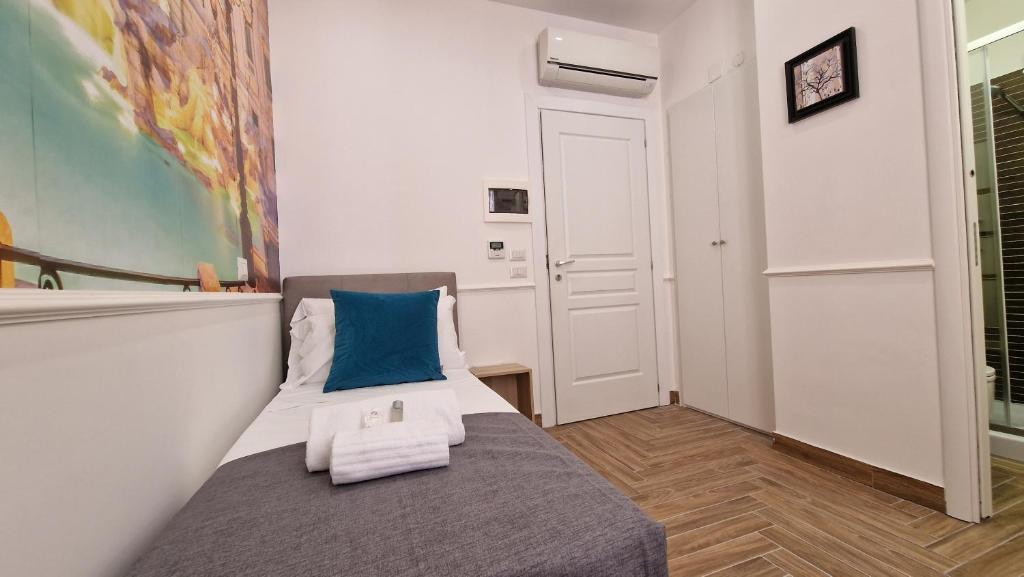 Susy's Guest House - Room Trevi - Tap to explore photos