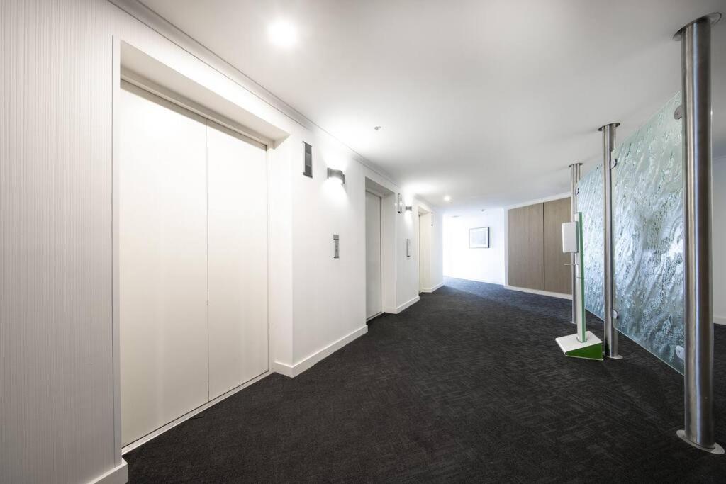 Spacious 1 bedroom apartment close to Crown photo 1
