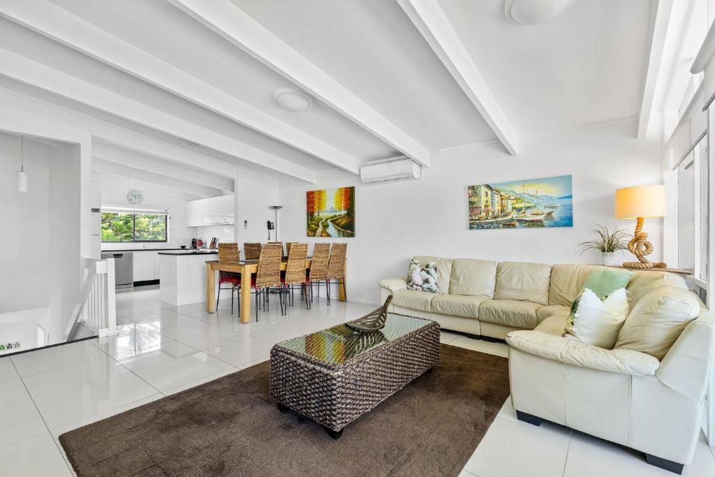 Sabia Beach House Vincentia - Family Fun - Beachfront photo 3