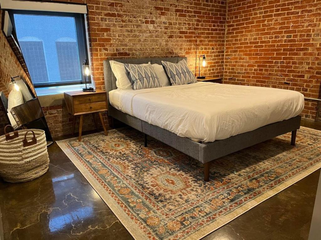 Luxury 2 Bedroom apt With Exposed Brick Downtown image