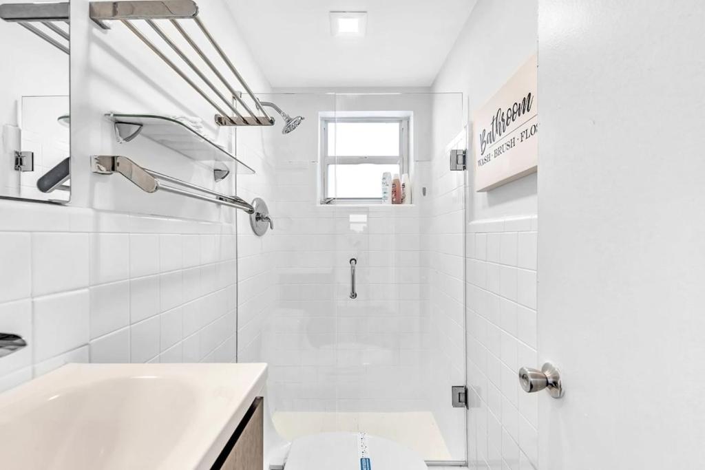 Two Bedroom Hollywood Beach Vacation SC01 - Tap to explore photos