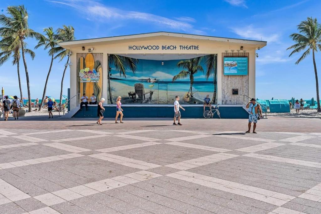 Hollywood 2 Bdrm Beach Vacation & Hard Rock Sc02 - Tap to explore photos