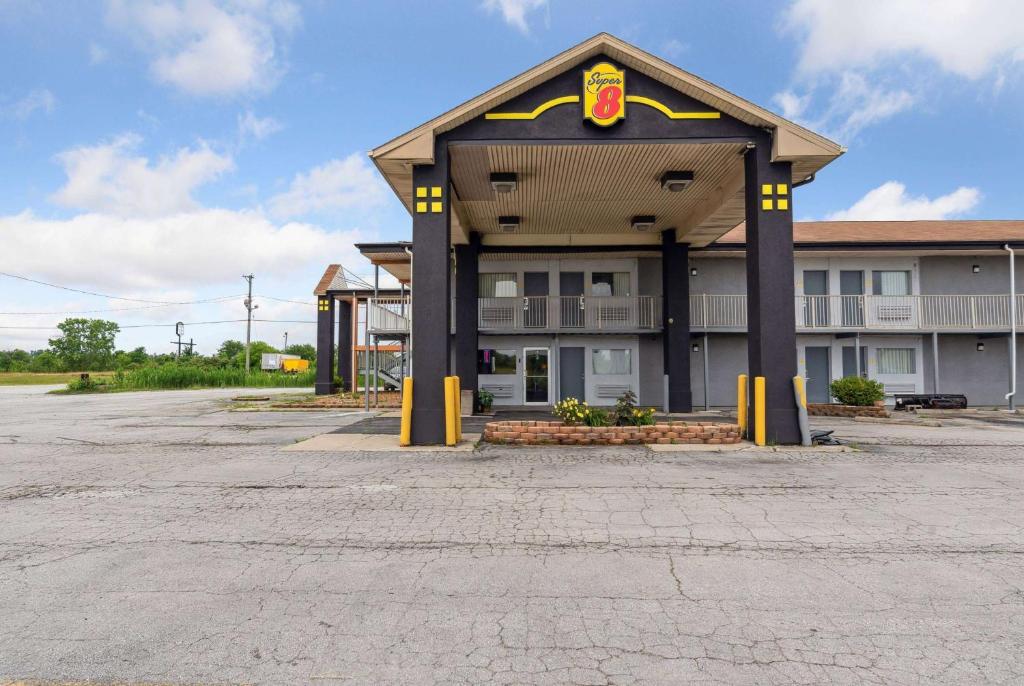 Super 8 by Wyndham Millbury/Toledo image
