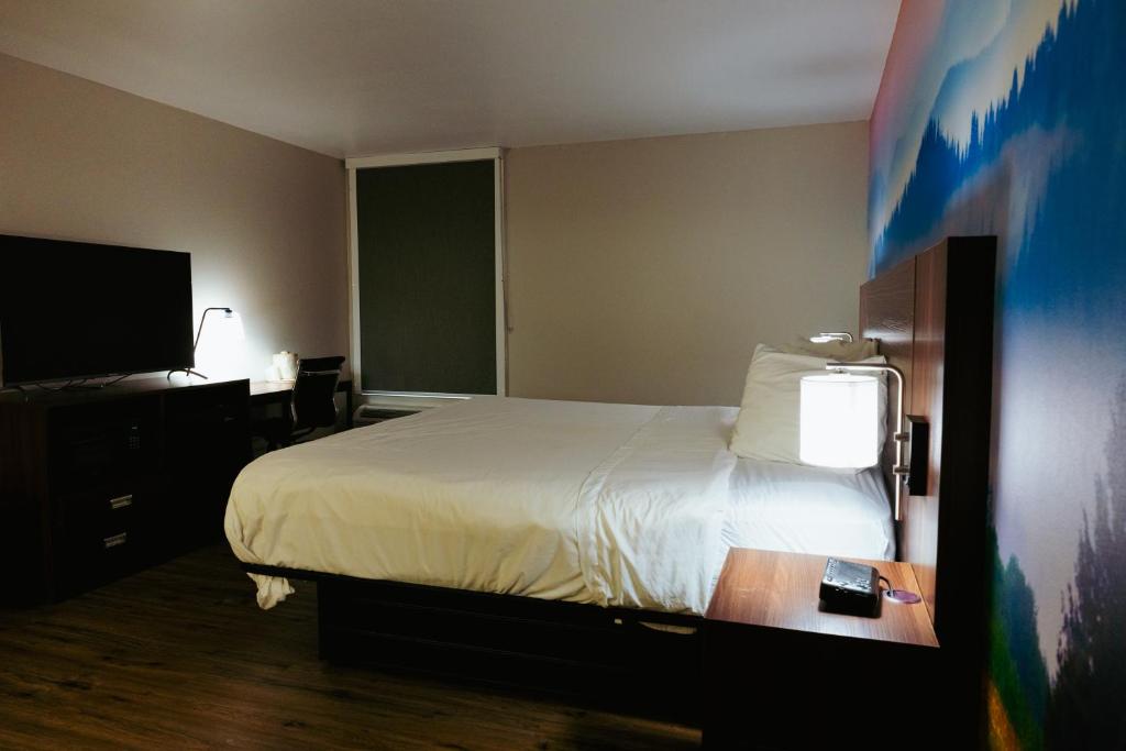 Clarion Pointe-Dillard near Blue Ridge Mountains - Tap to explore photos