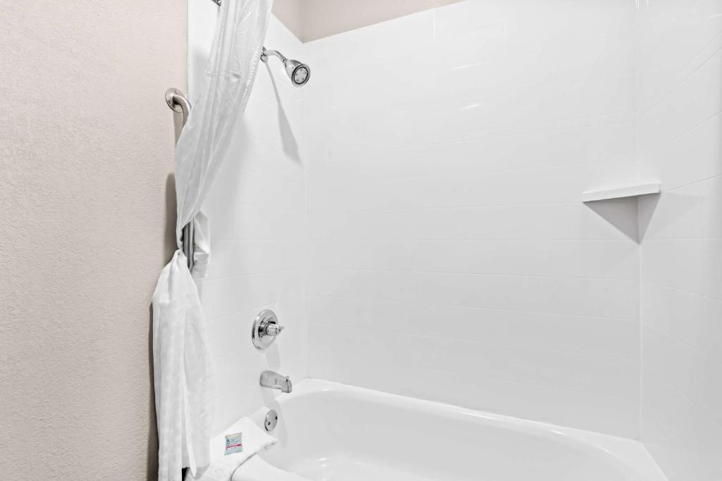 Best Western Ottumwa Inn & Suites - Tap to explore photos