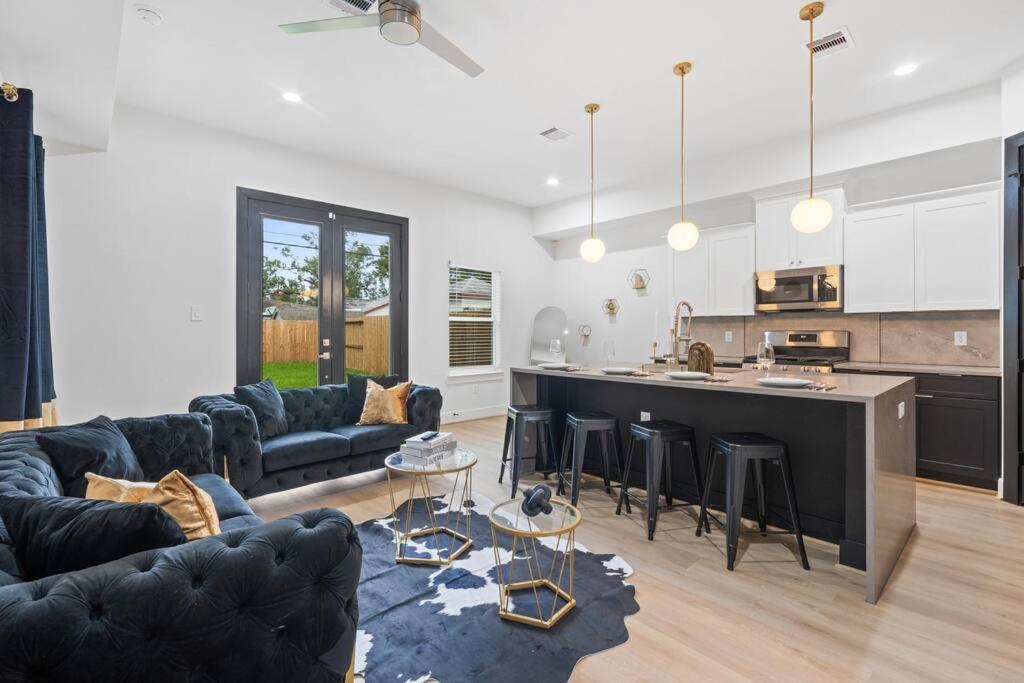 4bd 3ba Townhouse, 10min to DTWN, NRG, MUSEUM, MMPark, 15min to MedCenter image