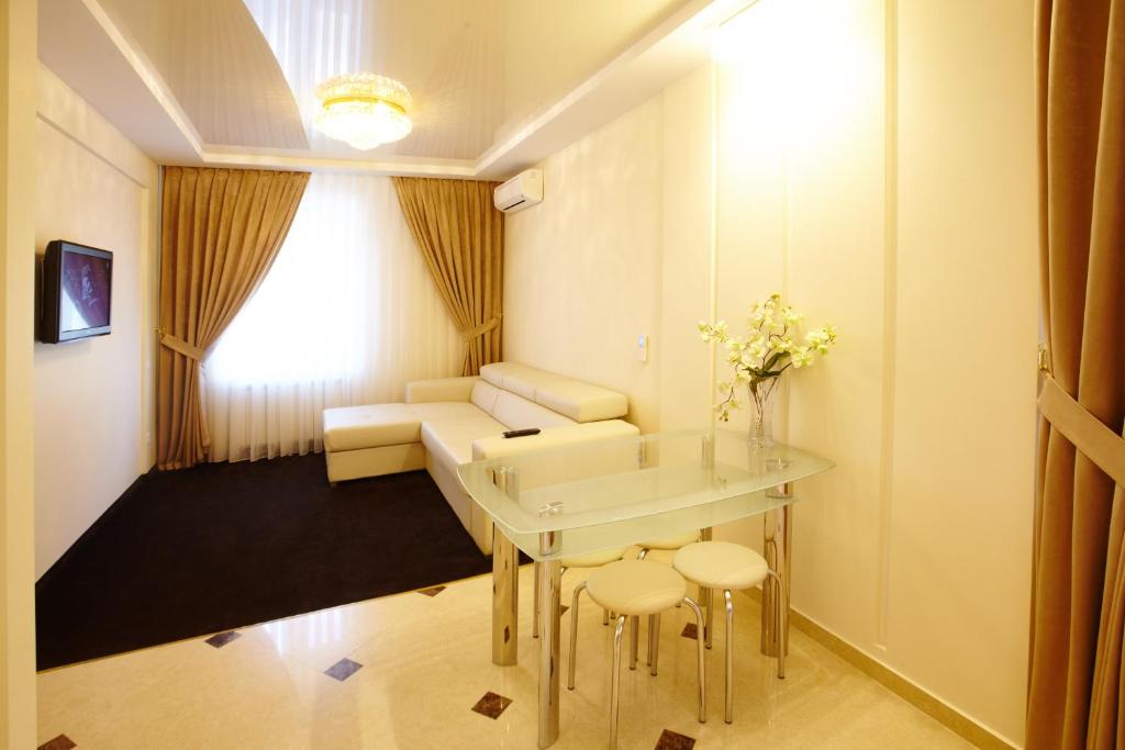 Central Park Apartments photo 3