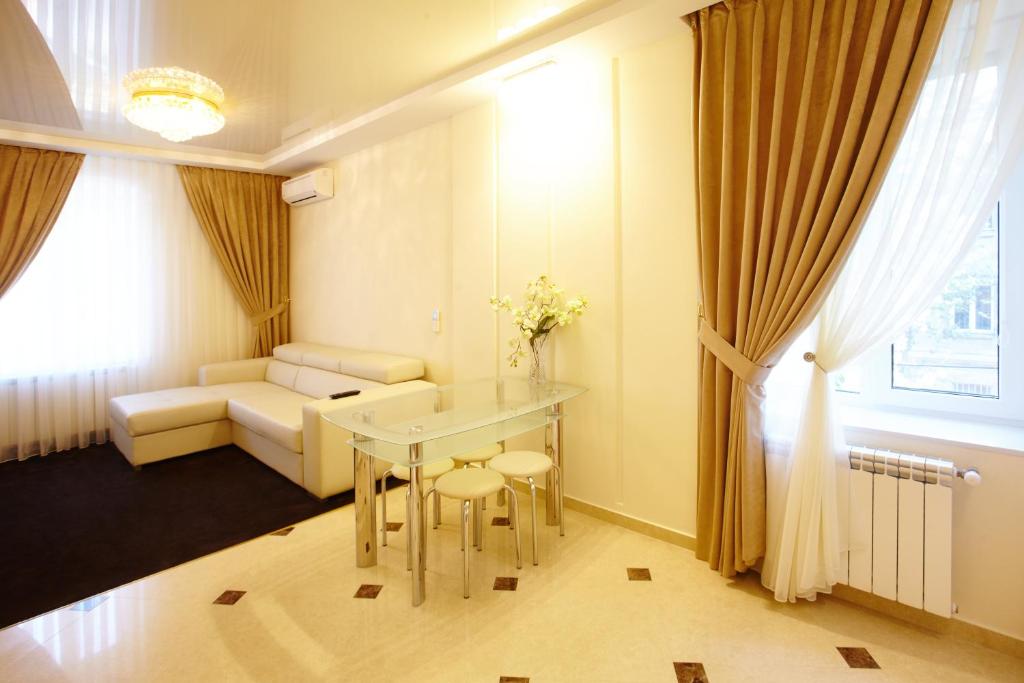 Central Park Apartments photo 2
