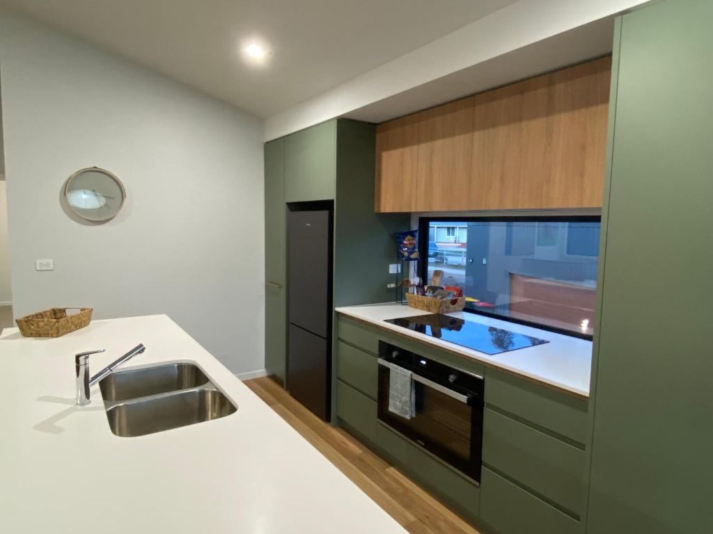 Jindabyne House 2, Modern 3 bedroom home, lake & mountain views with fireplace photo 1