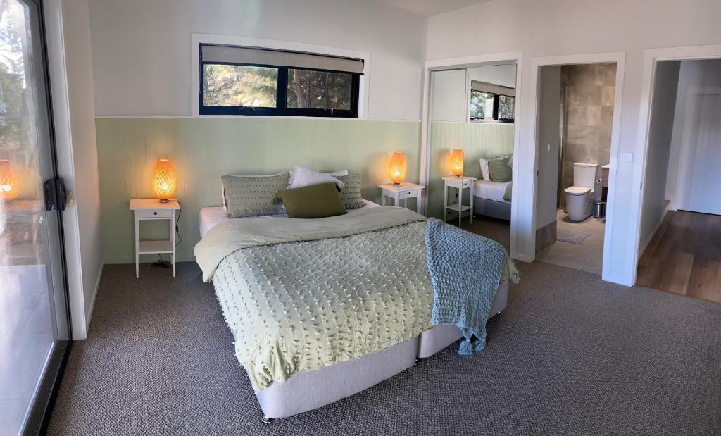 Jindabyne House 2, Modern 3 bedroom home, lake & mountain views with fireplace photo 3