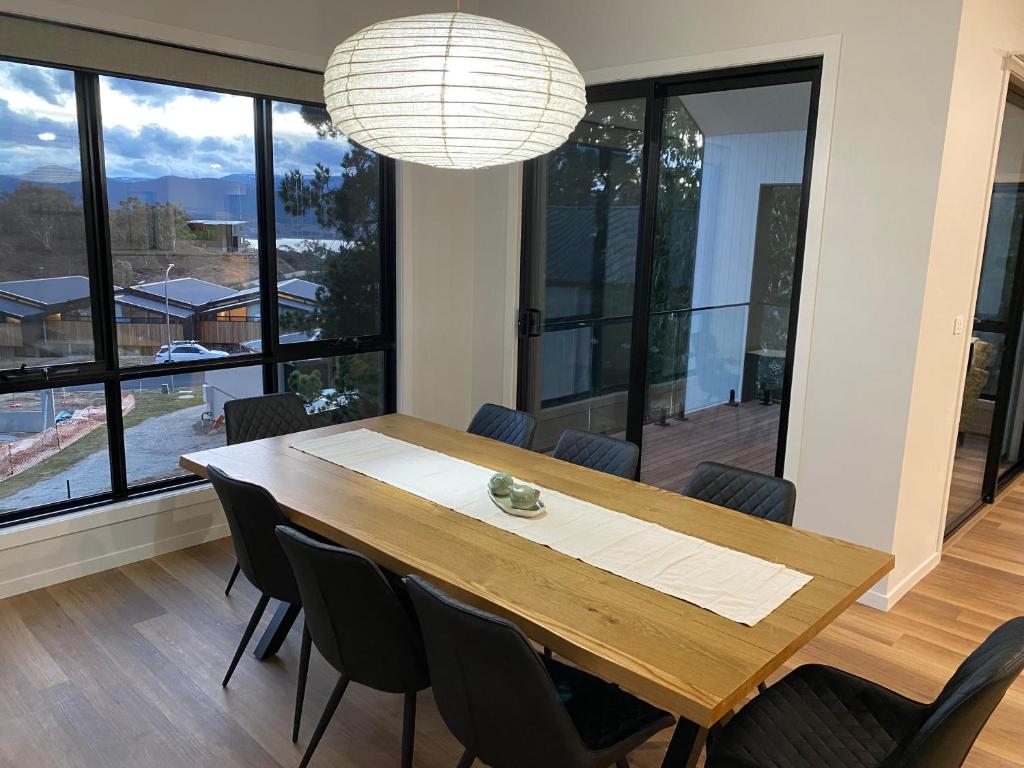 Jindabyne House 2, Modern 3 bedroom home, lake & mountain views with fireplace photo 4