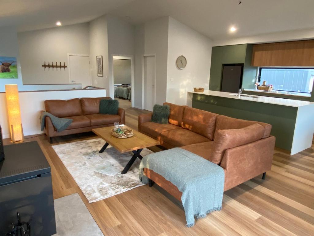 Jindabyne House 2, Modern 3 bedroom home, lake & mountain views with fireplace