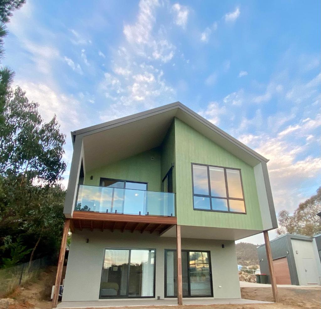 Jindabyne House 2, Modern 3 bedroom home, lake & mountain views with fireplace photo 2