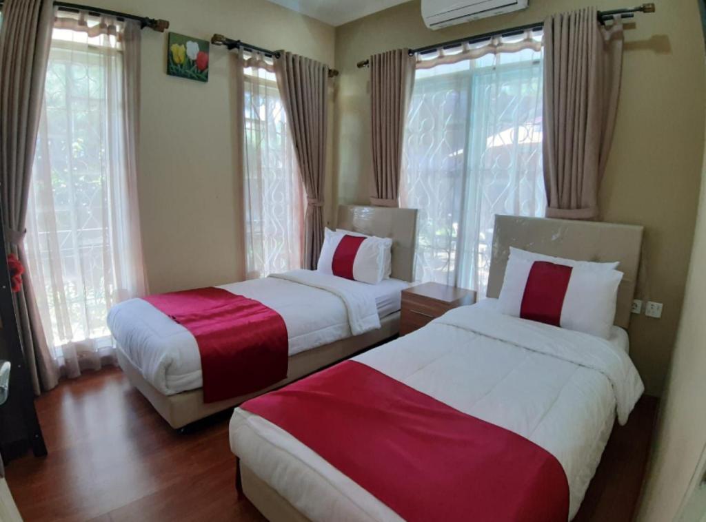 Villa kota bunga di puncak bogor ada kolam pribadi photo 1