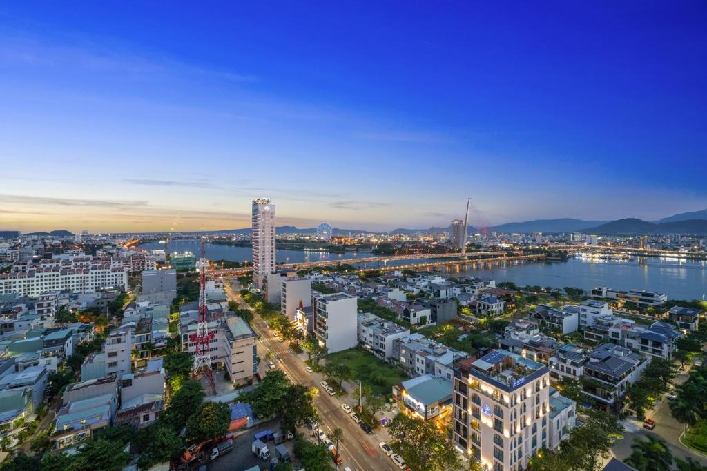 Modern 2 bedrooms with Pool- 19th floor, City view