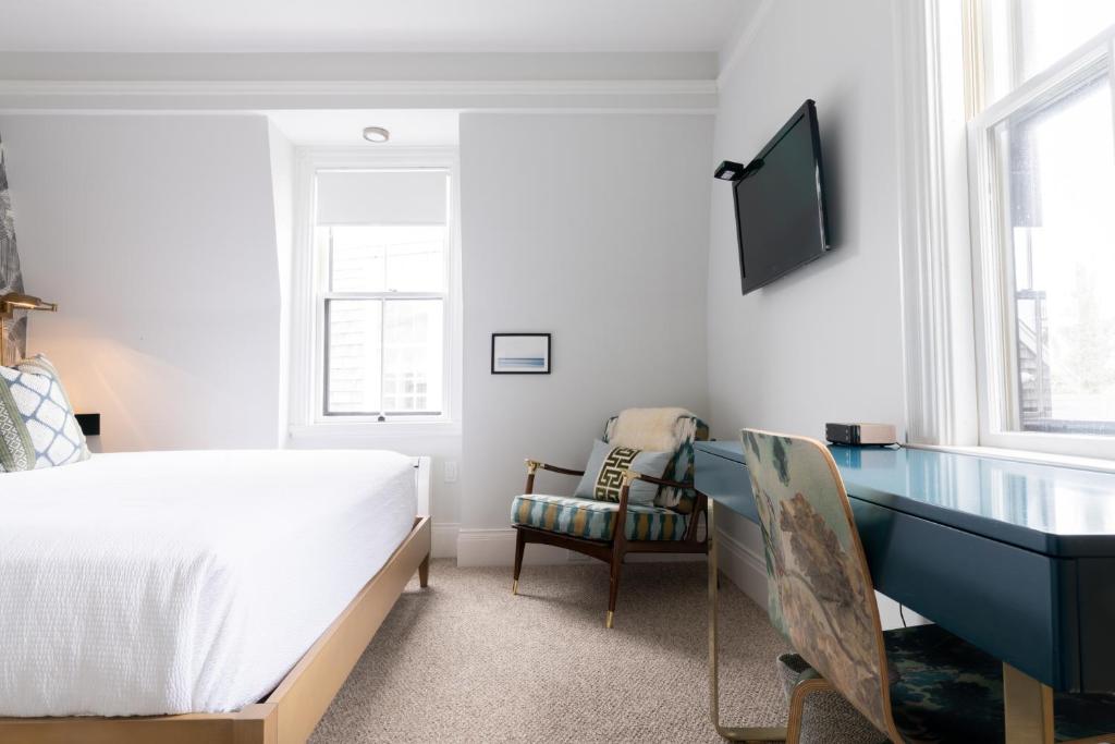 The Centerboard Nantucket Room Type - Standard King Room