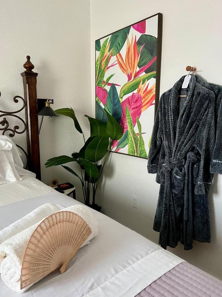 Stunning Little Havana Suites Close to airport, Calle Ocho, Brickell, Wynwood and the Beaches - Free Parking image