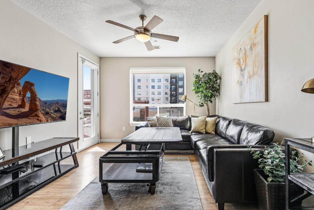 Luxury 2Bd 2Ba- Free HotTub, Pool, Prkg, Gym - NEW image