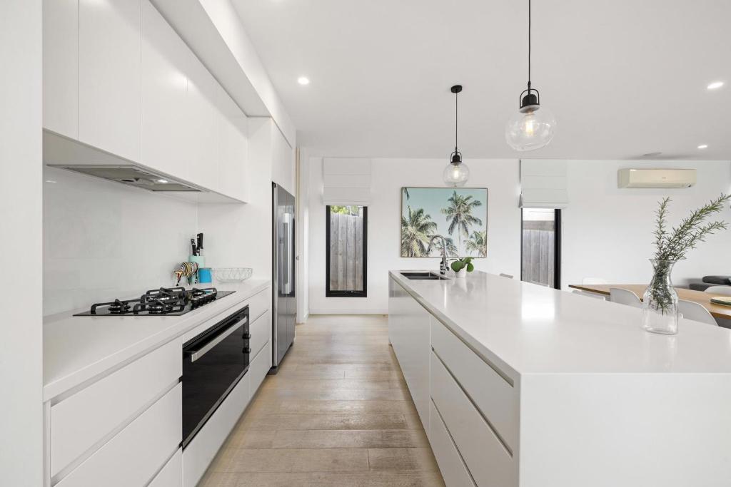 Aqua Luna - Stylish Retreat by Koonya Ocean Beach photo 4